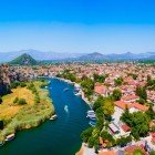 Daylan, pittoresco villaggio sulla costa turca, è attraversato dal fiume Dalyan. Conosciuto per le acque termali, le rovine antiche e le tombe nella roccia, è ideale per chi cerca tranquillità e bellezze naturali.