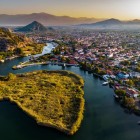 Il fiume Dalyan scorre tranquillo tra montagne e vegetazione rigogliosa, offrendo panorami mozzafiato delle tombe scavate nella roccia e paesaggi sereni. Navigarlo è un’esperienza unica che unisce storia e natura.