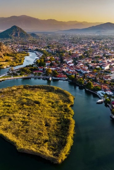 Il fiume Dalyan scorre tranquillo tra montagne e vegetazione rigogliosa, offrendo panorami mozzafiato delle tombe scavate nella roccia e paesaggi sereni. Navigarlo è un’esperienza unica che unisce storia e natura.