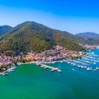 Fethiye è una vivace città costiera della Turchia, affacciata su una splendida baia. Famosa per le sue spiagge, rovine antiche e paesaggi montani, è meta ideale per relax e avventura.