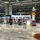 Il Duty Free dell’aeroporto di Dalaman unisce eleganza e tradizione con boutique di moda di lusso, occhiali esclusivi e un bazar ricco di specialità turche, souvenir e artigianato locale.