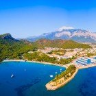 Kemer, situata sulla costa mediterranea della Turchia, è una vivace località turistica famosa per le sue spiagge sabbiose, le acque cristalline e il panorama montano. Offre una combinazione di relax, storia e attività all'aperto.