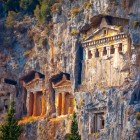 Le tombe della Licia, scolpite nella roccia lungo il fiume Dalyan, risalgono all'antichità. Situate su scogliere ripide, mostrano una maestosa architettura templare che affascina i visitatori con la loro bellezza e storia misteriosa.