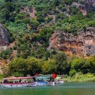 Le Tombe Rocciose di Kaunos, a Dalyan, sono affascinanti strutture scolpite nella roccia, testimoni di un'antica civiltà che affascina ancora oggi con la loro storia e maestosità.