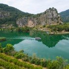 Navigare sul fiume Dalyan in Turchia è un'esperienza imperdibile tra paesaggi mozzafiato, acque cristalline, vegetazione rigogliosa, una fauna ricca ed antiche tombe scolpite nella roccia. Un vero viaggio nel cuore della natura turca.