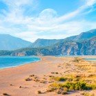 La spiaggia della Licia, in Turchia, è un angolo di paradiso tra mare turchese e natura incontaminata, famosa per le sabbie dorate e la presenza delle tartarughe Caretta Caretta