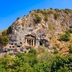 La Tomba di Aminta, conosciuta anche come Tomba di Fethiye, è un’antica sepoltura scolpita nella roccia risalente alla città di Telmessos, nell’antica Licia. Oggi si trova nel cuore di Fethiye, nella provincia turca di Muğla.
