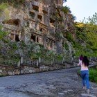 La Tomba nella Roccia di Amynthas (Amintas Kaya Mezarları), a Fethiye in Turchia, è una spettacolare sepoltura scolpita nella roccia nel IV secolo a.C., che testimonia la grandezza e il fascino dell’antica civiltà licia.