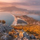 Maestoso paesaggio autunnale con vista panoramica aerea mozzafiato dal monte Bozburun sulla spiaggia di Iztuzu, il delta del fiume Dalyan e il lago Sulungur al tramonto.