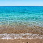 Il mare di Çıralı è famoso per le sue acque cristalline e tranquille, perfette per nuotare e fare snorkeling. La temperatura dell'acqua oscilla tra i 17°C in primavera e i 28°C in estate durante i mesi più caldi.