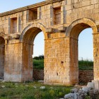 L'Arco di Mettius Modestus, del I secolo d.C., con tre maestose arcate in pietra calcarea, segnava l’ingresso ufficiale di Patara, accogliendo i viaggiatori dal porto e dall’interno.