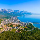 Kemer, perla della Riviera Turca, unisce spiagge di sabbia dorata, mare turchese e natura incontaminata. Meta ideale per chi cerca relax, escursioni e panorami spettacolari tra mare e montagna.