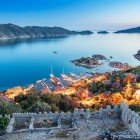 La Baia di Kekova, in Turchia, è un angolo di paradiso con acque turchesi, isole tranquille e rovine sommerse, ideale per un'esperienza unica tra storia e natura.