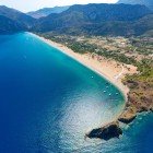 La spiaggia di Çıralı, vicino a Kemer, è una delle più belle di Antalya: sabbia dorata, mare cristallino e natura incontaminata lungo la splendida Costa Turchese della Turchia.