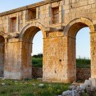 L'Arco di Mettius Modestus, del I secolo d.C., con tre maestose arcate in pietra calcarea, segnava l’ingresso ufficiale di Patara, accogliendo i viaggiatori dal porto e dall’interno.