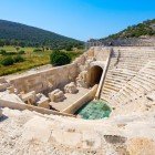 Il teatro romano di Patara, tra i più grandi della Licia, conserva gradinate e scena ben visibili. Un gioiello archeologico che racconta la vita culturale dell’antica città turca.