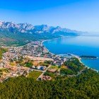 Kemer, perla della Riviera Turca, unisce spiagge di sabbia dorata, mare turchese e natura incontaminata. Meta ideale per chi cerca relax, escursioni e panorami spettacolari tra mare e montagna.