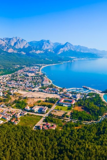 Kemer, perla della Riviera Turca, unisce spiagge di sabbia dorata, mare turchese e natura incontaminata. Meta ideale per chi cerca relax, escursioni e panorami spettacolari tra mare e montagna.