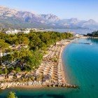 Moonlight Beach, tra le spiagge più amate di Kemer, offre acque turchesi, sabbia dorata e una baia tranquilla immersa nella natura. Perfetta per relax, nuoto e sport acquatici.