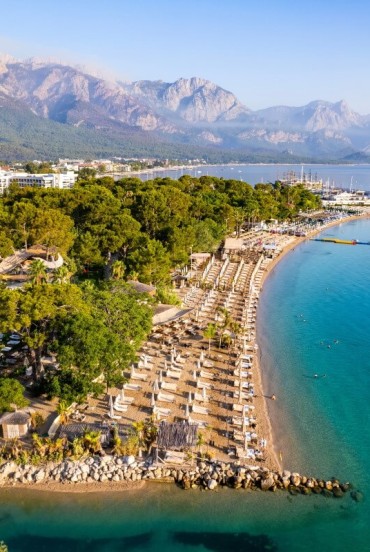 Moonlight Beach, tra le spiagge più amate di Kemer, offre acque turchesi, sabbia dorata e una baia tranquilla immersa nella natura. Perfetta per relax, nuoto e sport acquatici.