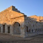 Il Palazzo del Parlamento di Patara, antico centro politico della Licia, è uno straordinario esempio di architettura romana, immerso nella storia della Turchia antica.