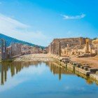 La Via delle Colonne di Patara, sulla costa della Licia, racconta la storia di una delle più affascinanti città portuali dell’Asia Minore, fondata oltre 2.000 anni fa.
