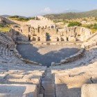 Patara, antica città della Licia, conserva rovine spettacolari come l’anfiteatro e la sala dell’assemblea pubblica. Fu la capitale della Lega Licia, nel cuore dell’attuale Antalya, Turchia.