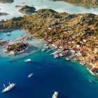 Simena, oggi Kaleköy, è un antico villaggio della Licia affacciato sul mare, famoso per il suo castello medievale, le tombe licie e le rovine sommerse visibili nelle acque cristalline di Kekova.