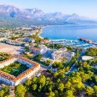 Kemer, sulla Riviera Turca, è una meta ideale tra mare cristallino, Monti del Tauro e natura rigogliosa. Perfetta per relax, escursioni, vita notturna e scoperte archeologiche.