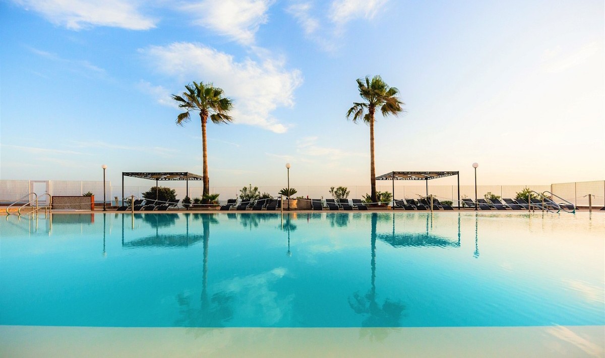 AH Club Ara Solis - Piscina scoperta con vista mare