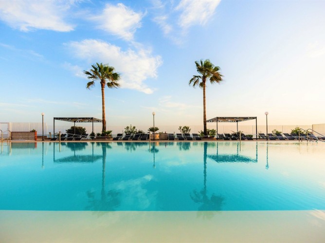 Apulia Hotel Taranto Ara Solis - Piscina scoperta con vista mare