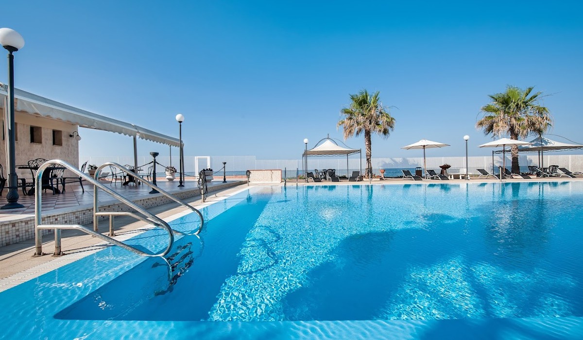 Apulia Hotel Taranto Ara Solis - Piscina scoperta attreazzata con vista mare