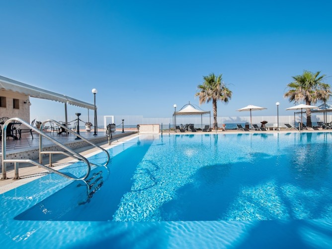 Apulia Hotel Taranto Ara Solis - Piscina scoperta attreazzata con vista mare