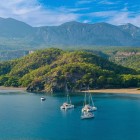 La spiaggia di Phaselis, nascosta lungo la costa di Kemer, offre sabbia dorata e acque turchesi. Le rovine romane di Phaselis aggiungono un tocco storico a questo angolo di paradiso.