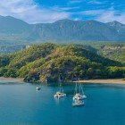 La spiaggia di Phaselis, nascosta lungo la costa di Kemer, offre sabbia dorata e acque turchesi. Le rovine romane di Phaselis aggiungono un tocco storico a questo angolo di paradiso.