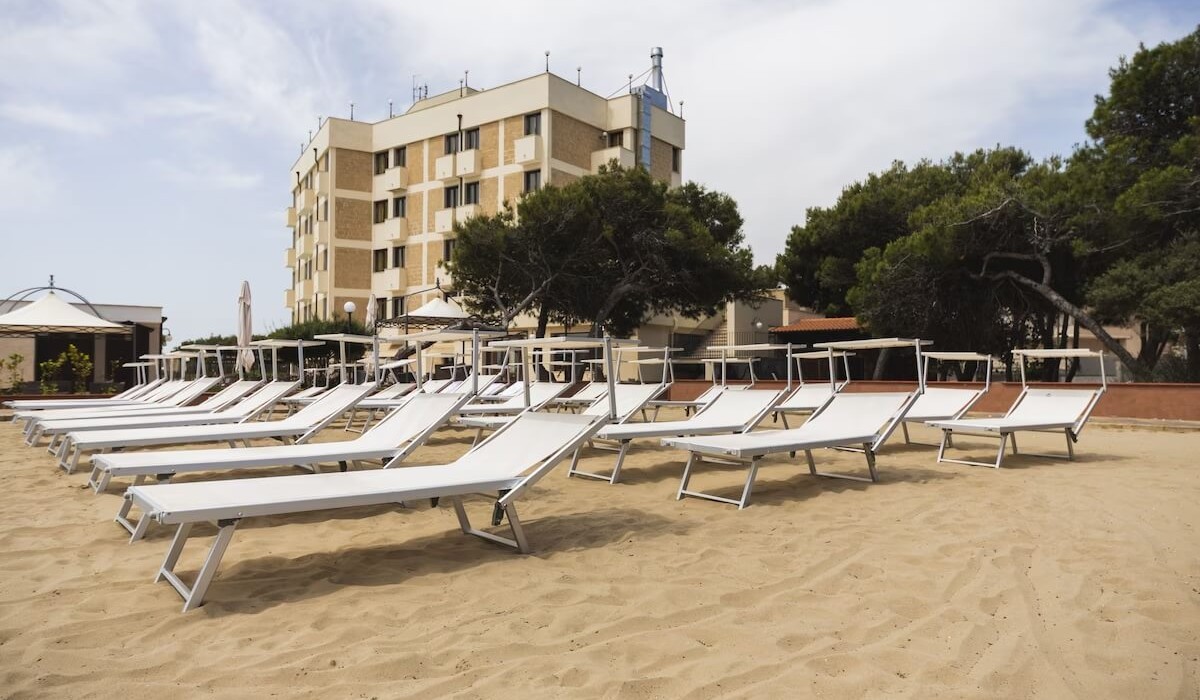 Apulia Hotel Taranto Ara Solis - Area solarium dell'hotel fronte mare
