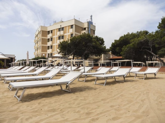 Apulia Hotel Taranto Ara Solis - Area solarium dell'hotel fronte mare