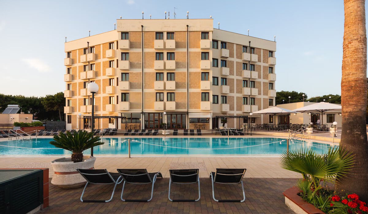 Apulia Hotel Taranto Ara Solis - Piscina esterna attrezzata con lettini ed ombrelloni