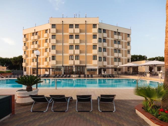 Apulia Hotel Taranto Ara Solis - Piscina esterna attrezzata con lettini ed ombrelloni