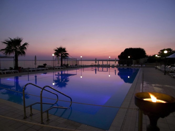 Apulia Hotel Taranto Ara Solis - Meravigliosi tramonti con vista sulla piscina e sul mare