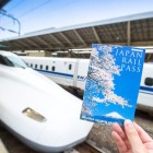 Il Japan Rail Pass è un biglietto turistico che consente viaggi illimitati sui treni JR in Giappone, inclusi Shinkansen, per un periodo di 7, 14 o 21 giorni a prezzo conveniente.