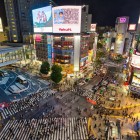 Shibuya è un vivace quartiere di Tokyo, famoso per l’incrocio pedonale più affollato al mondo, la statua di Hachikō, lo shopping, i locali trendy e l’atmosfera giovane e moderna.
