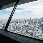 La terrazza panoramica al 25° piano del Bunkyo Civic Center, a 105 metri d’altezza, offre una vista a 330° su Tokyo ed è accessibile gratuitamente, ideale per godersi la città dall’alto.