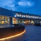 L'Aeroporto di Haneda, situato a 20 km dal centro di Tokyo, è il principale scalo nazionale e internazionale, noto per la sua efficienza, modernità e ottimi collegamenti con la città.