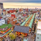 Asakusa, a Tokyo, è un quartiere ricco di storia: il maestoso tempio Senso-ji domina le strade piene di negozi tradizionali, ristoranti e atmosfera vivace tipica del Giappone.