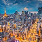 La vista notturna del centro di Tokyo è un tripudio di luci brillanti, grattacieli imponenti e strade affollate. Le luci della città riflettono l'energia vibrante e moderna di questa metropoli.