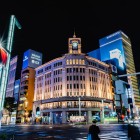 Nel quartiere dello shopping alla moda di Tokyo, Ginza, un amato punto di riferimento è Wako, famoso per la sua torre dell'orologio Seiko, gioielli, accessori di lusso e una galleria d'arte
