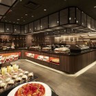 ​Il Sunshine City Prince Hotel di Tokyo offre due opzioni per la colazione a buffet, entrambe pensate per soddisfare gusti internazionali e locali.