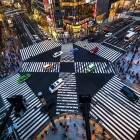 L'incrocio di Ginza è un punto iconico di Tokyo, famoso per le sue luci al neon, negozi di lusso e l'energia frenetica, simbolo di modernità e vitalità della città.