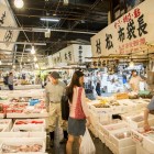 Escursione facoltativa: Visita al mercato ittico di Tsukiji, un vivace centro di Tokyo dove assaporare pesce freschissimo, frutti di mare e piatti tipici giapponesi, per un'esperienza autentica.